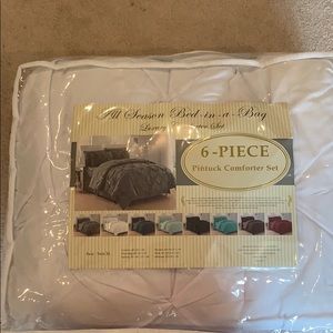 White twin comforter never been used!